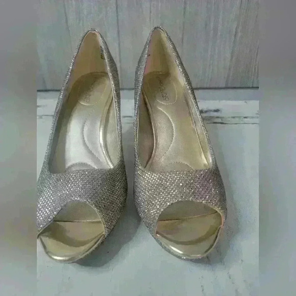Bandolino glittery sparkle heels in gold. Size 6M - Picture 1 of 8